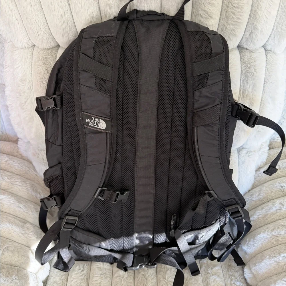 The North Face Men's Black Backpack - Durable Everyday Pack